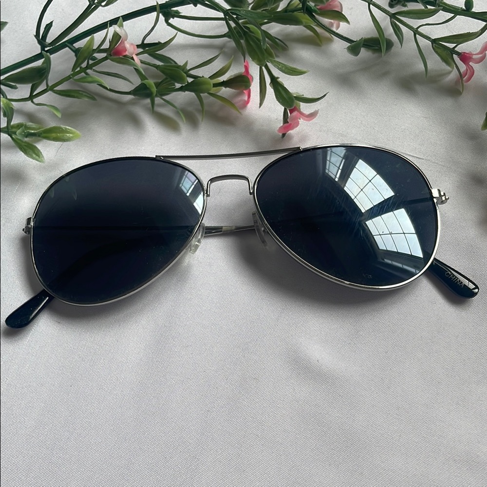 Classic Aviator Sunglasses - Picture 2 of 5